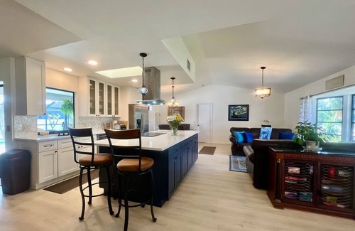 Englewood East House | Saltwater pool, jacuzzi, close to stunning beaches, fishing, kayaking and golf!