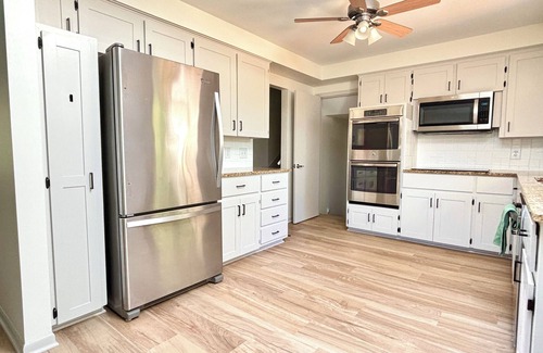 Omaha House | Saltwater Pool, Pickleball Court, Indoor Hot Tub, Putting green! 5BR - 3.5BA