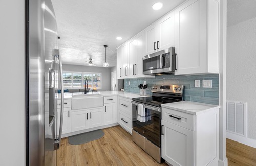 Indian Rocks Beach House | Salty Air Retreat - Fully Remodeled-Walk to the Beach!