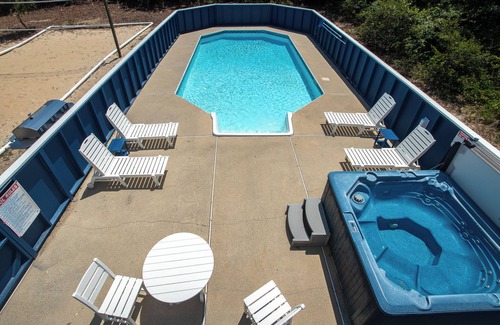 Duck House | Salty Breeze ~ Walk to Beach ~ Pool ~ Hot Tub ~ EV ~ 8-10 min walk to beach