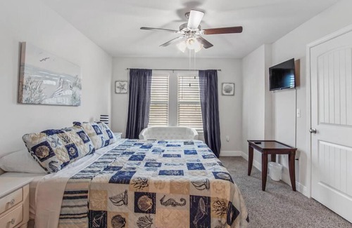 Thomas Drive House | Salty Shell Cottage. Spacious 3 bed,2 1/2 bath with pool.