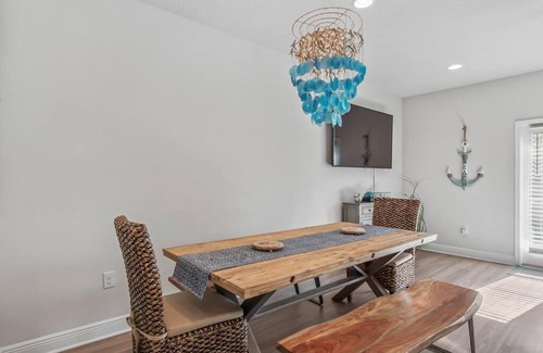 Thomas Drive House | Salty Shell Cottage. Spacious 3 bed,2 1/2 bath with pool.