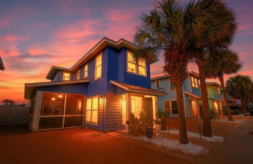 Port Aransas House | SaltyWaves CozyCottage CloseToBeach SharedPool Pets GamesGrill
