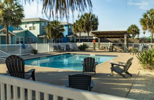 Port Aransas House | SaltyWaves CozyCottage CloseToBeach SharedPool Pets GamesGrill