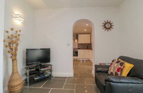 Brixham House | SAMPHIRE LODGE, pet friendly, country holiday cottage in Brixham