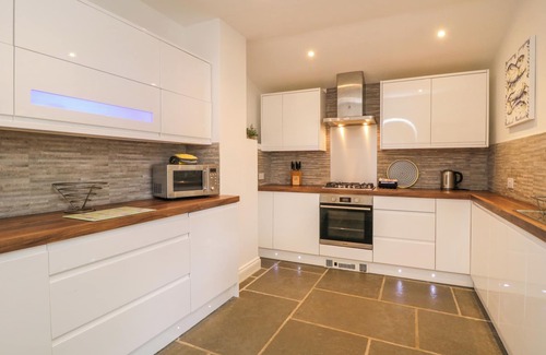 Brixham House | SAMPHIRE LODGE, pet friendly, country holiday cottage in Brixham