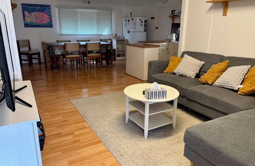 Muloowurtie House | Samuels Shack in Rogue’s Point. With sea views, dog friendly & free Wifi