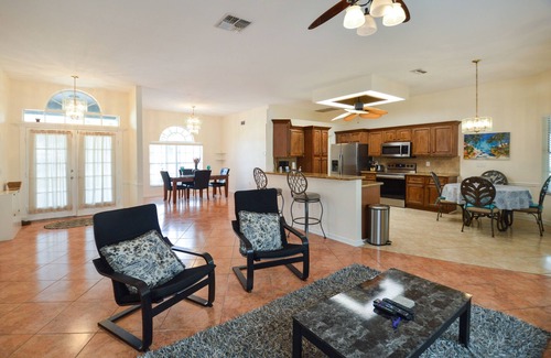 Biggar House | San Carlos home near airport, FGCU and shoping