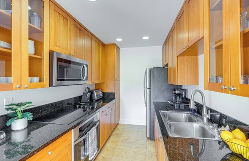 La Jolla Village Condo | San Diego Condo w/Pool Access ~ 2 Mi to Beach!