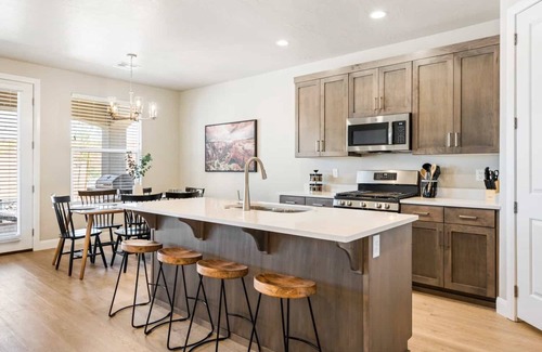 Washington House | Sand Dune Villa: Dog-Friendly, Hot Tub, Pickleball