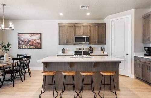 Washington House | Sand Dune Villa: Dog-Friendly, Hot Tub, Pickleball