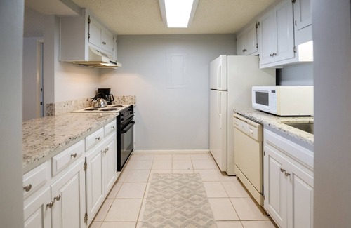 Fernandina Beach Condo | Sandcastle Court #220 -Kitchen | 1 Bed, 1 Bath