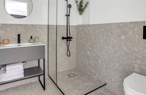 Thessaloniki Apartment | Sanders Arch - Neat Studio w Obstructed View