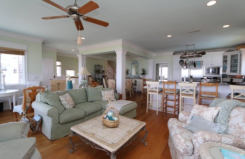 Wrightsville Beach House | Sandpiper Cottage - Oceanfront home with gourmet kitchen, Jacuzzi and more