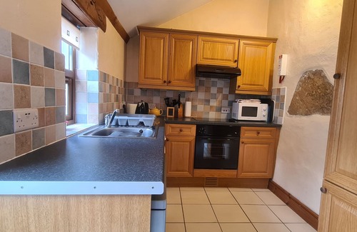 Whitland Cottage | SANDPIPER COTTAGE, pet friendly, with pool in Llanboidy