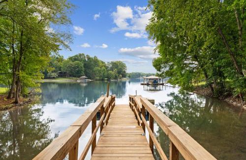 Troutman House | Sandy Beach, 2 King Suites, Game Rooms and Views!