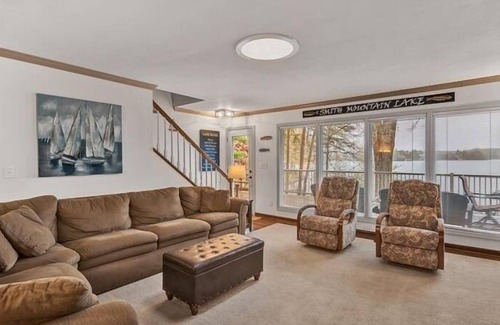 Moneta House | SANDY BEACH & Wde-Water View! Kayaks, Hammock, Lakeside Fire-Pit, Wifi! Come Visit "Shepherd's Har