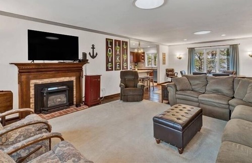 Moneta House | SANDY BEACH & Wde-Water View! Kayaks, Hammock, Lakeside Fire-Pit, Wifi! Come Visit "Shepherd's Har