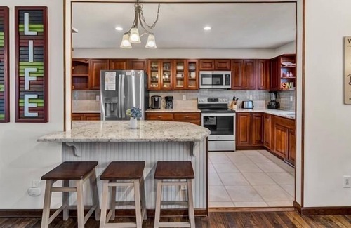 Moneta House | SANDY BEACH & Wde-Water View! Kayaks, Hammock, Lakeside Fire-Pit, Wifi! Come Visit "Shepherd's Har