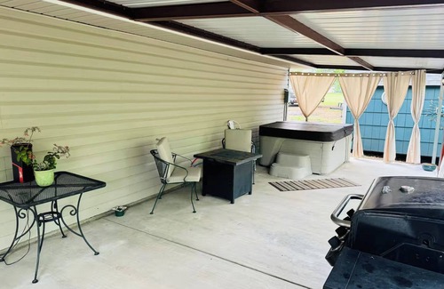 Sulphur Cabin | Sandy Creek Hideaway -Couples Cabin -Hot Tub