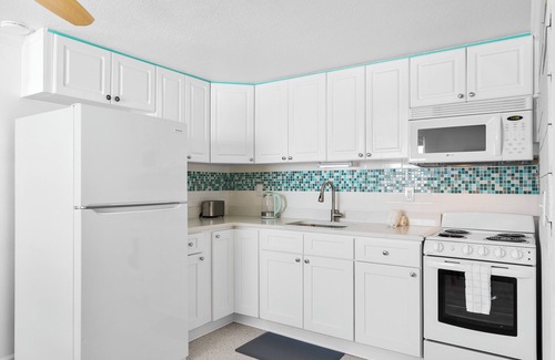 Holmes Beach House | Sandy Feet Retreat | Quiet Island Escape for Long Stays