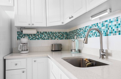 Holmes Beach House | Sandy Feet Retreat | Quiet Island Escape for Long Stays