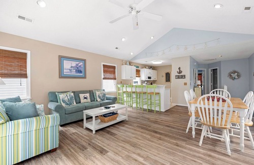 Corolla Light House | Sandy Paws: Dogs Allowed | Private Hot Tub