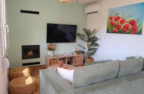 Neo Kalamaki House | Sandy Ridge