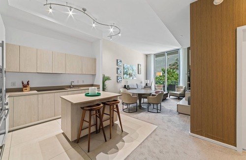Hollywood South Central Beach Condo | Sandy Shores: A Stylish Oceanfront Apartment
