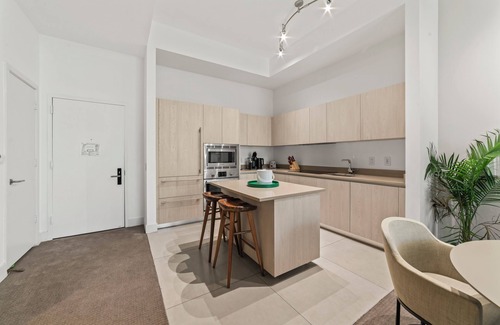 Hollywood South Central Beach Condo | Sandy Shores: A Stylish Oceanfront Apartment