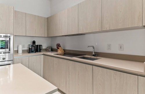 Hollywood South Central Beach Condo | Sandy Shores: A Stylish Oceanfront Apartment