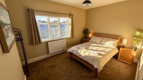 Cleethorpes House | Sandy Shores Holiday Home - Great for family stays and contractors