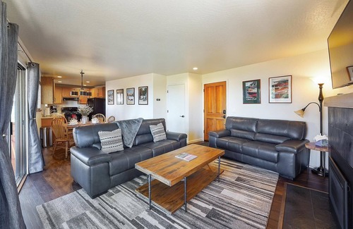 Kings Beach Condo | Sandy yard that backs to the Beach! Walk to town -Lakefront on the Beach