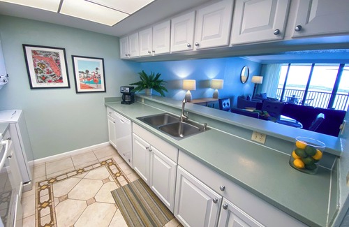 Punta Rassa Condo | Sanibel Harbour Resort Harbour Tower 1116: Relaxing beachfront condo on the 11th floor