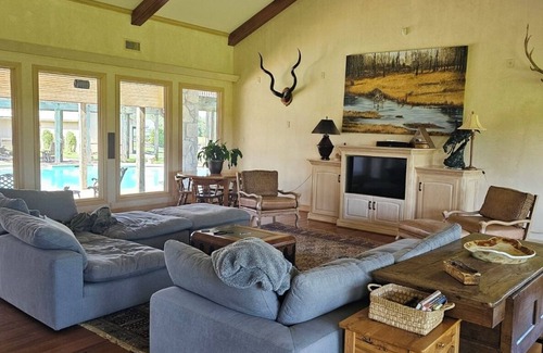 Madisonville House | Sanita Ranch with large pool, hot tub, game room and outdoor firepit.