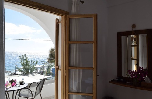 Kamari Apartment | Santorini Crystal Blue