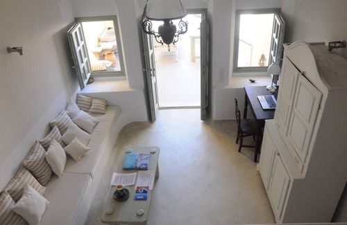 Pyrgos House | Santorini Mayia Cave House and Pool