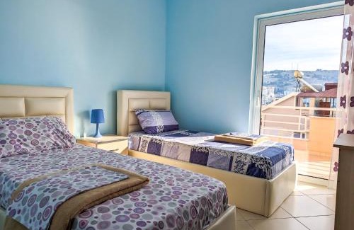Kodrra Apartment | Sarah's Apartments - 5 min walk to Beaches & Boulevard - big balcony!