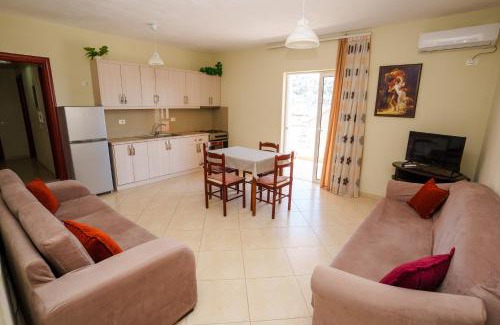 Kodrra Apartment | Sarah's Apartments - 5 min walk to Beaches & Boulevard - big balcony!