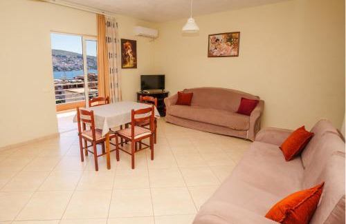 Kodrra Apartment | Sarah's Apartments - 5 min walk to Beaches & Boulevard - big balcony!