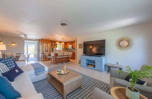 Gulf Gate Estates House | Sarasota Pool Home| Hot-tub| 2-miles to Siesta
