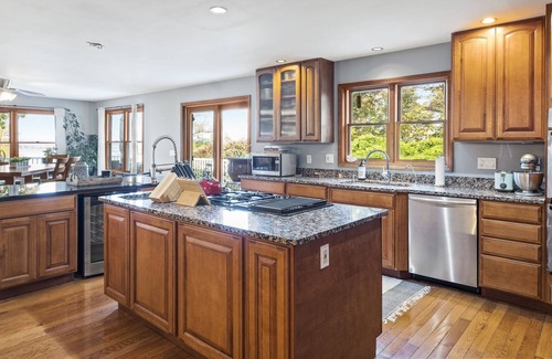 Saratoga Springs House | Saratoga Lake House with Sensational Views