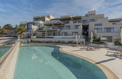 Kalyves Apartment | Sarpidon, AmphiMatrion Luxe SV apt, private hot tub & shared pool, 650m to beach