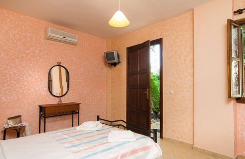 Agios Mamas Villa | Sarris Villa, Walking distance to taverna & mini market -Cool ambience