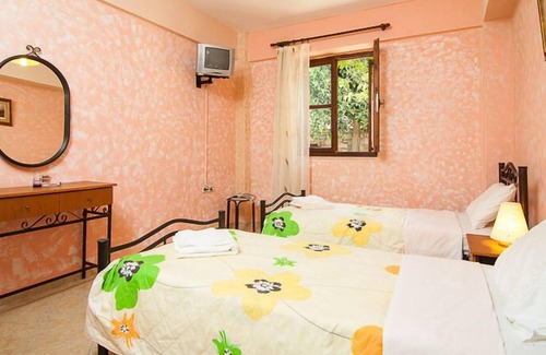 Agios Mamas Villa | Sarris Villa, Walking distance to taverna & mini market -Cool ambience
