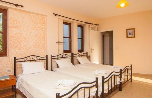 Agios Mamas Villa | Sarris Villa, Walking distance to taverna & mini market -Cool ambience