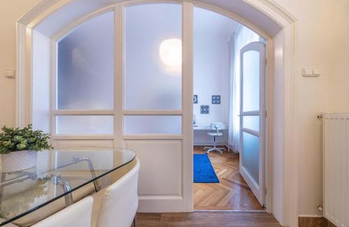 Belvaros - Lipotvaros Apartment | Sassoon - 2-bedroom elegant airy home at Deak ter