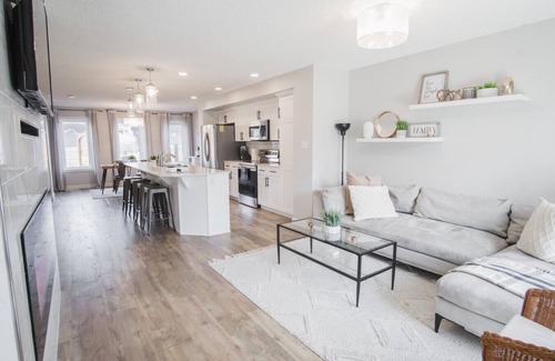 West Edmonton House | Sauna|9minstoWEM|Foosball|VintageArcade|4 bedrooms