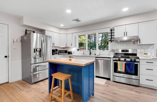 Kennebunk House | SAUNA & GAME ROOM- Pet friendly! Close to Dock Square and the Beach!