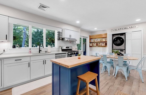 Kennebunk House | SAUNA & GAME ROOM- Pet friendly! Close to Dock Square and the Beach!